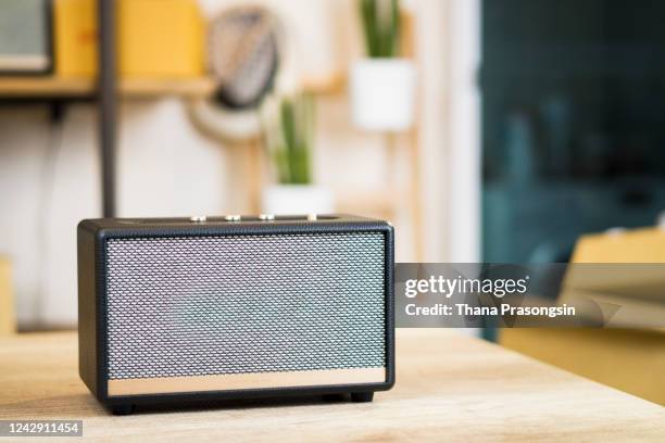 smart speaker in studio - bluetooth speaker stock-fotos und bilder