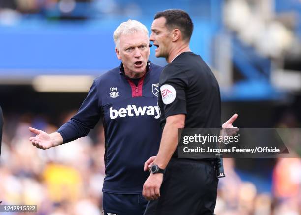 David Moyes complains to Andy Madley, the match referee during the Premier League match between Chelsea FC and West Ham United at Stamford Bridge on...