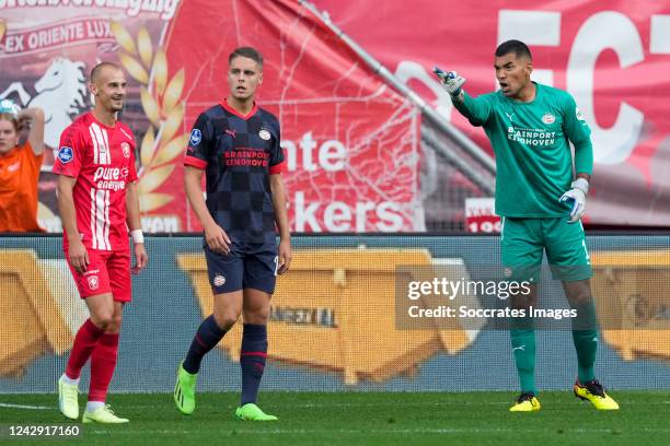 Vaclav Cerny of FC Twente, Joey Veerman of PSV, Walter Benitez of PSV during the Dutch Eredivisie match between Fc Twente v PSV at the De Grolsch...