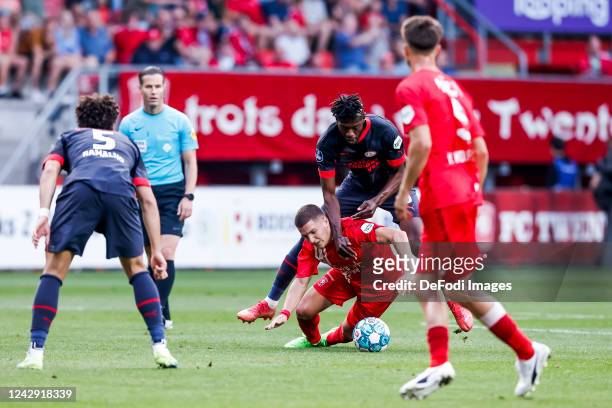 Ibrahim Sangare and Christos Tzolis of FC Twente battle for the ball during the Dutch Eredivisie match between FC Twente and PSV Eindhoven at De...
