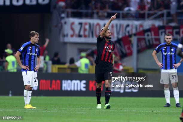 Olivier Giroud of AC Milan celebrates after scoring his team's second goal with team mates during the Serie A match between AC Milan and FC...