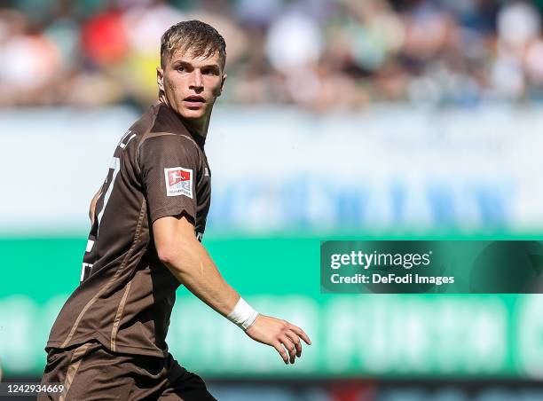 David Otto of FC St. Pauli looks on during the Second Bundesliga match between SpVgg Greuther Fürth and FC St. Pauli at Sportpark Ronhof on September...