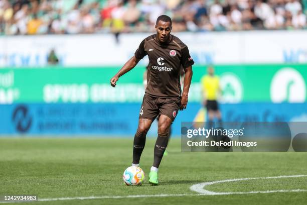 Etienne Amenyido of FC St. Pauli controls the ball during the Second Bundesliga match between SpVgg Greuther Fürth and FC St. Pauli at Sportpark...