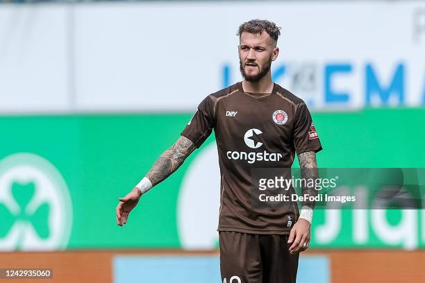 Marcel Hartel of FC St. Pauli looks on during the Second Bundesliga match between SpVgg Greuther Fürth and FC St. Pauli at Sportpark Ronhof on...
