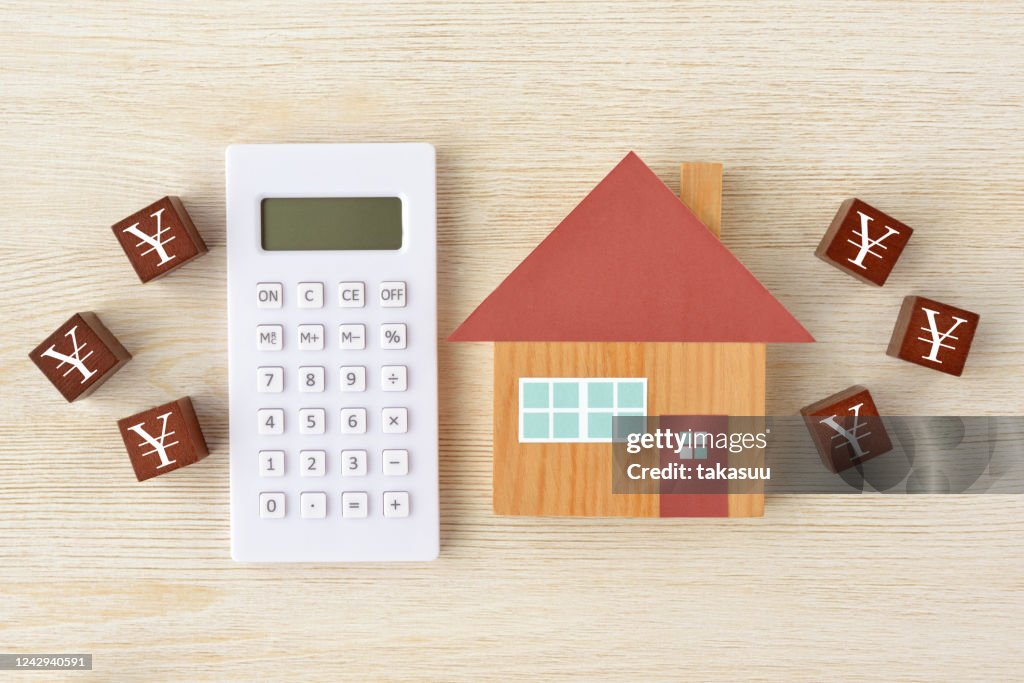 House object and wooden blocks with yen mark
