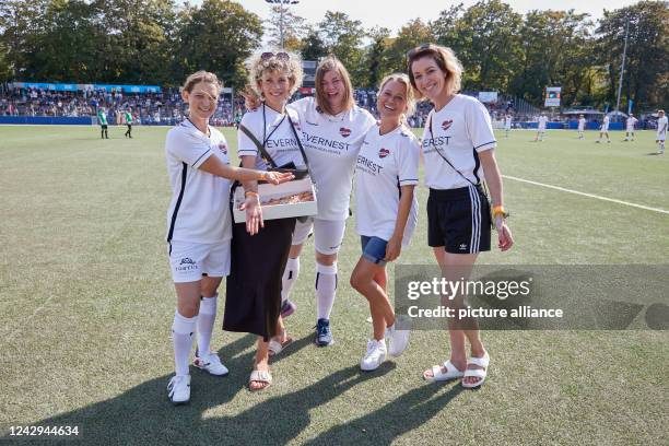 September 2022, Hamburg: Anjorka Strechel , actress, Anna Schäfer, actress, Katharina Fegebank , Second Mayor of Hamburg, and the two actresses Nova...