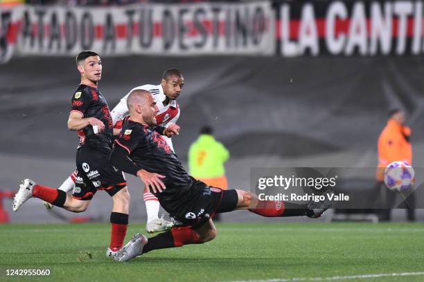Nicolas De la Cruz of River Plate shoots on target to score the first goal of his team during a match between River Plate and Barracas as part of...