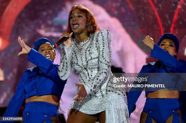 Izza Be Singer 116 Iza (Singer) Stock Photos, High-Res Pictures, and Images - Getty Images
