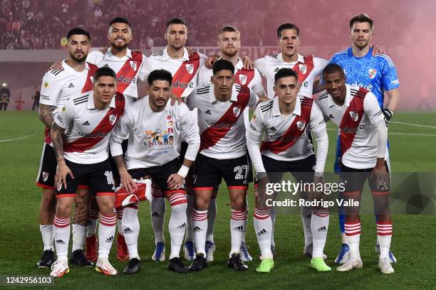 Players of River Plate pose for the team photo before a match between River Plate and Barracas as part of Liga Profesional 2022 at Estadio Más...