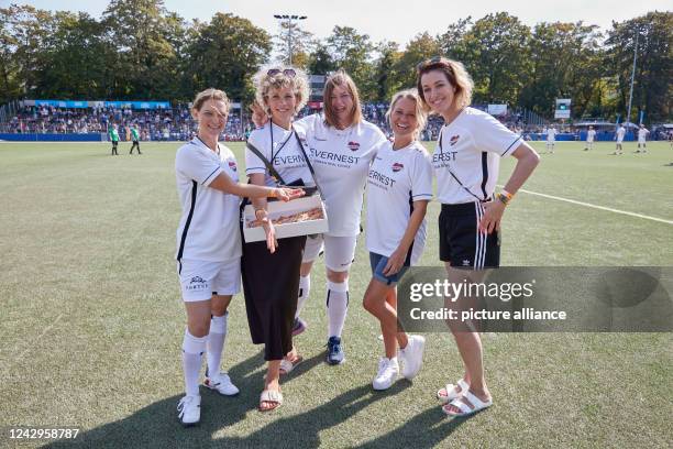 September 2022, Hamburg: Anjorka Strechel , actress, Anna Schäfer, actress, Katharina Fegebank , Second Mayor of Hamburg, and the two actresses Nova...