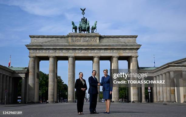 Berlin's mayor Franziska Giffey , Israel's President Isaac Herzog and his wife Michal Herzog pose for a photo at Berlin's landmark the Brandenburg...