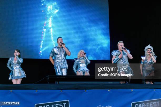 The "Steps" band members Lee Latchford-Evans, Ian "H" Watkins, Faye Tozer, Claire Richards, and Lisa Scott-Lee, who are celebrating a new number 1...