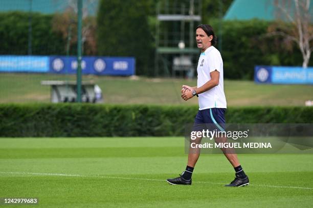 Inter Milan's Italian head coach Simone Inzaghi speaks to his players during a training session in Appiano Gentile, on the eve of the UEFA Champions...