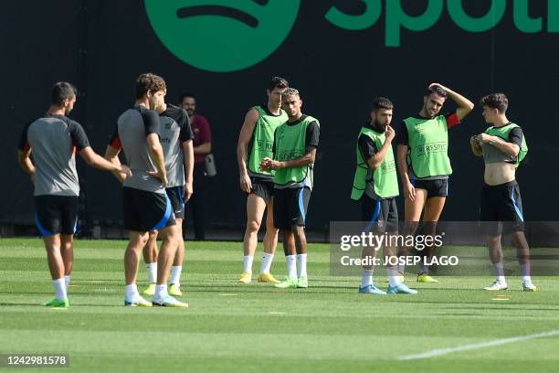 Barcelona's Polish forward Robert Lewandowski and Barcelona's Brazilian forward Raphinha with teamates attend a training session at the Ciudad...