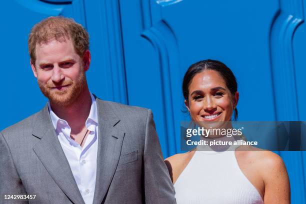 September 2022, North Rhine-Westphalia, Duesseldorf: Britain's Prince Harry, Duke of Sussex, and his wife Meghan, Duchess of Sussex, arrive in front...