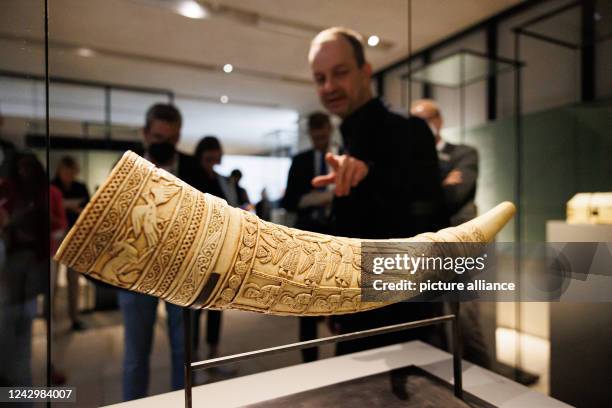 September 2022, Lower Saxony, Hildesheim: Felix Prinz , curator of the exhibition, stands with journalists during a guided tour of the exhibition in...