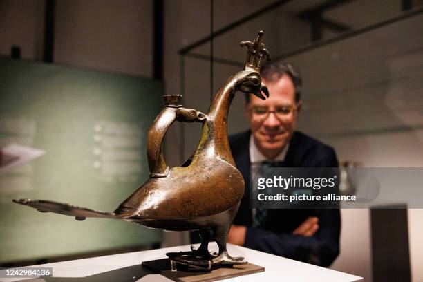 September 2022, Lower Saxony, Hildesheim: During a guided tour of the exhibition, Martin Hoernes, Secretary General of the Ernst von Siemens Art...