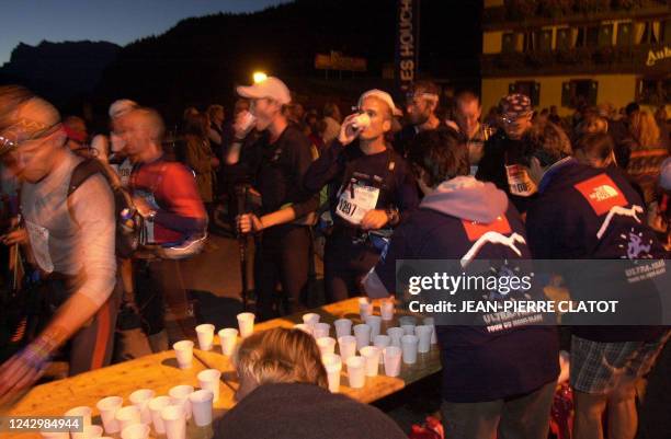 Des coureurs se ravitaillent lors de la deuxième édition à "l'Ultra-trail", course à pied en une étape de 155 km autour du Mont Blanc travèrsent...