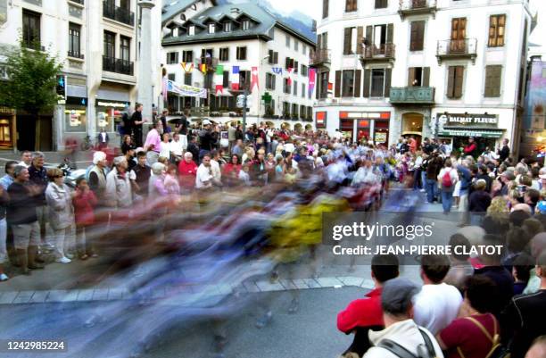 Près de 1500 coureurs prennent le départ de la deuxième édition à "l'Ultra-trail", course à pied en une étape de 155 km autour du Mont Blanc...