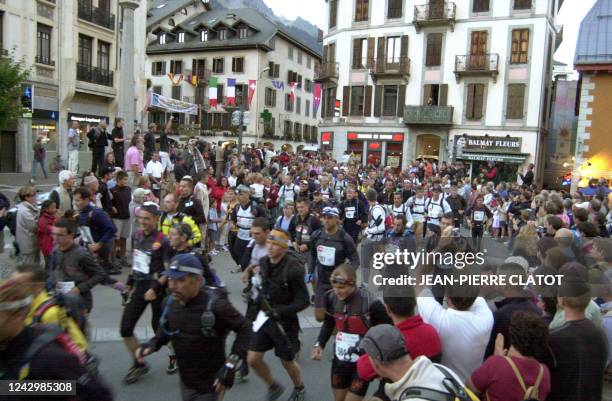 Près de 1500 coureurs prennent le départ de la deuxième édition à "l'Ultra-trail", course à pied en une étape de 155 km autour du Mont Blanc...