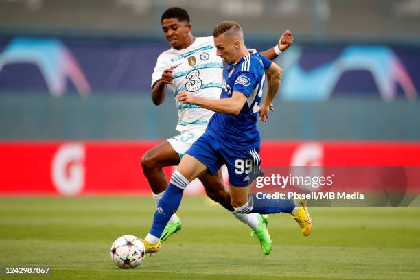 Mislav Orsic of Dinamo Zagreb in action during the UEFA Champions League group E match between Dinamo Zagreb and Chelsea FC at Stadion Maksimir on...