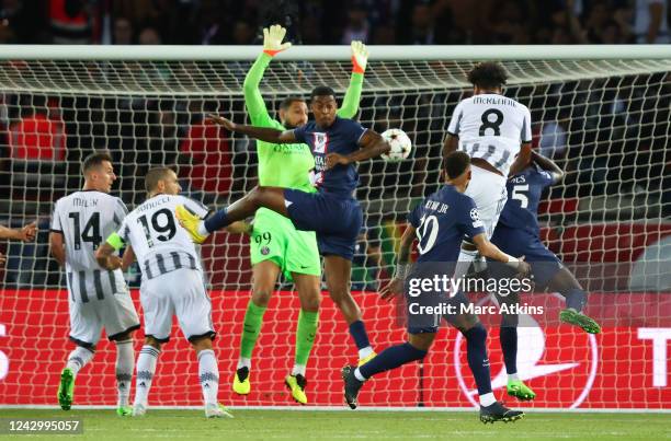 Weston McKennie of Juventus scores their 1st goal during the UEFA Champions League group H match between Paris Saint-Germain and Juventus at Parc des...