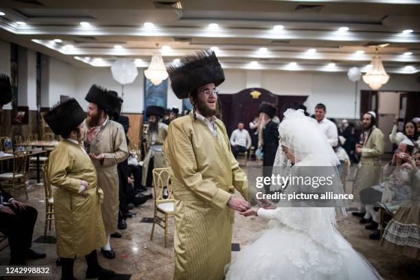 September 2022, Israel, Jerusalem: Bride and a groom perform "Mitzvah tantz" during Ultra Orthodox wedding. Photo: Ilia Yefimovich/dpa