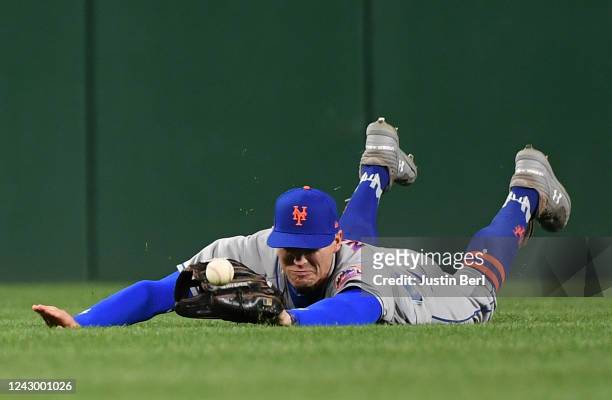 Brandon Nimmo of the New York Mets comes up short on a ball off the bat of Jason Delay of the Pittsburgh Pirates in the eighth inning at PNC Park on...