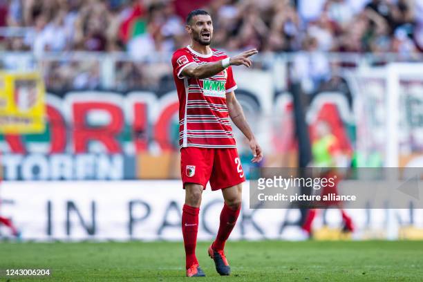 September 2022, Bavaria, Augsburg: Soccer: Bundesliga, FC Augsburg - Hertha BSC, Matchday 5, WWK Arena. Augsburg's Daniel Caligiuri gestures. Photo:...
