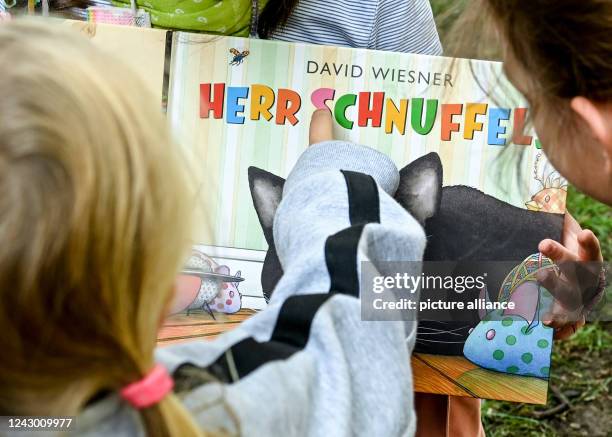 September 2022, Berlin: Children talk about the book "Mr. Schnuffel" at the Festival for International Children's and Youth Literature at the Haus...