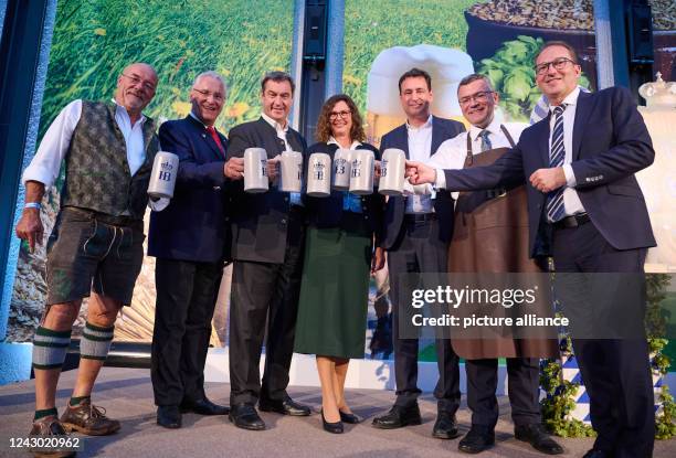 September 2022, Berlin: At the Berlin kick-off of the Munich Oktoberfest, Wolfram Hatz , President of the Bavarian Business Association, toasts,...