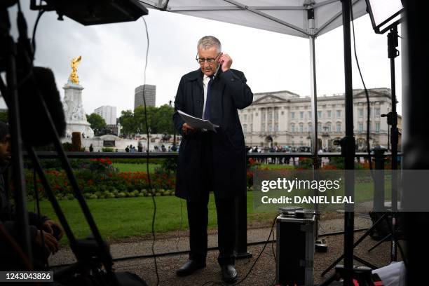 Sky news' journalist Dermot Murnaghan speaks in front of cameras with Buckingham Palace in background, central London, on September 8, 2022. - Fears...