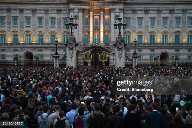 Well-wishers gather outside Buckingham Palace, following the announcement of the death Queen Elizabeth II, in London, UK, on Thursday, Sept. 8, 2022....