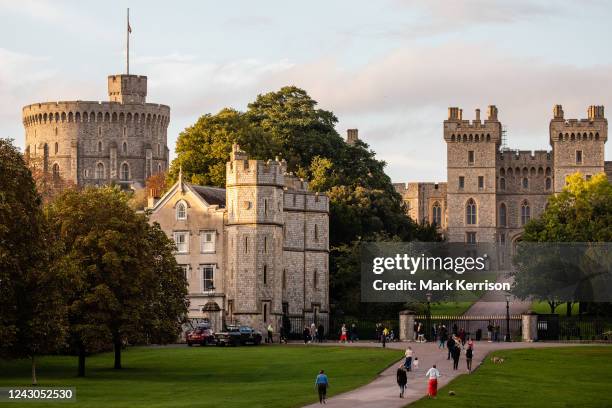 Local residents arrive from the Long Walk to pay their respects outside the gates of Windsor Castle shortly after the announcement by Buckingham...