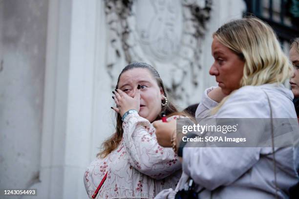 People seen crying at the Buckingham Palace after the announcement of the death of Queen Elizabeth II. The public are arriving at the Buckingham...