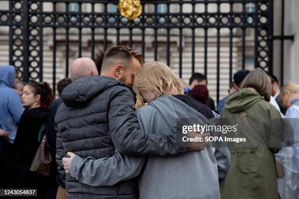 People seen at the Buckingham Palace before the announcement of the death of Queen Elizabeth II. The public are arriving at the Buckingham Palace to...