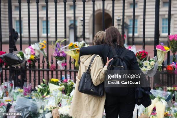 Mourners look at tributes outside Buckingham Palace on September 9, 2022 in London, United Kingdom. Elizabeth Alexandra Mary Windsor was born in...