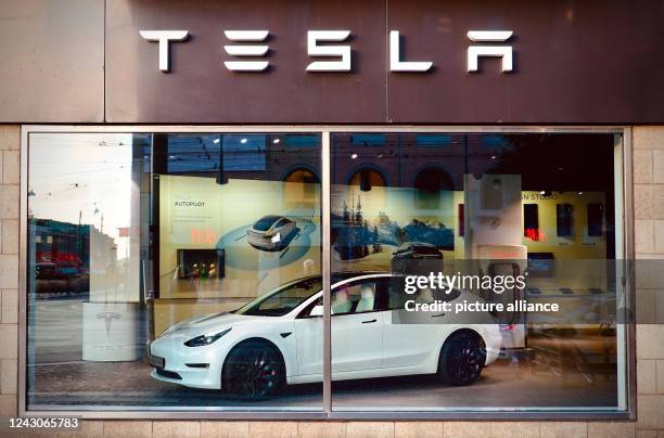 August 2022, Sweden, Göteborg: A Tesla S car sits in the window of the Tesla Motors automotive store downtown. Photo: Soeren Stache/dpa