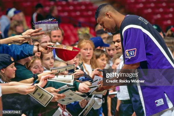 Billy Owens of the Sacramento Kings signs autographs circa 1996 at the Arco Arena in Sacramento, California. NOTE TO USER: User expressly...