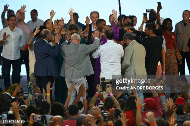 Brazilian former President and presidential candidate for the leftist Workers Party Luiz Inacio Lula da Silva prays during a meeting with evangelical...