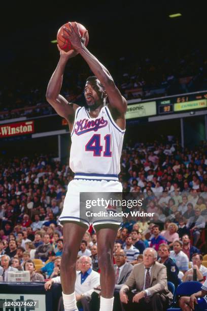 Anthony Frederick of the Sacramento Kings shoots the ball during a game circa 1990 at the Arco Arena in Sacramento, California. NOTE TO USER: User...