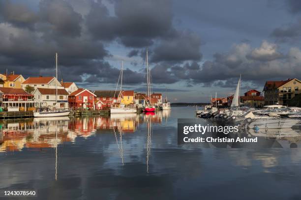 inlet and harbour with sailboats, boats, and colorful fishing huts in the picturesque fishing village smogen, bohuslan province, on the swedish west coast archipelago - fishing hut stock pictures, royalty-free photos & images