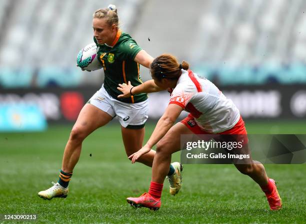 Eloise Webb of South Africa and Yume Okuroda of Japan during day 2 of the Rugby World Cup Sevens 2022 Challenge Quarter Finals match 11 between South...