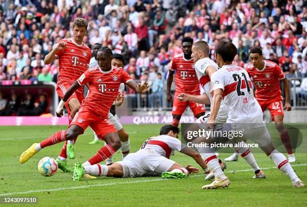 September 2022, Bavaria, Munich: Soccer: Bundesliga, Bayern Munich - VfB Stuttgart, Matchday 6, Allianz Arena. Munich's Mathys Tel tries to shoot the...