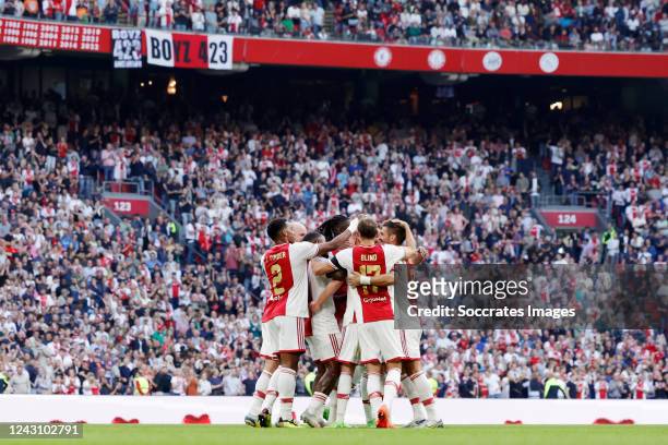Kenneth Taylor of Ajax celebrates 2-0 with Steven Bergwijn of Ajax, Dusan Tadic of Ajax, Devyne Rensch of Ajax, Daley Blnd of Ajax, Calvin Bassey of...
