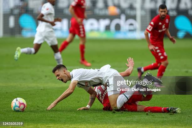 Julian Weigl of Borussia Moenchengladbach and Dominik Kohr of 1. FSV Mainz 05 battle for the ball during the Bundesliga match between Borussia...