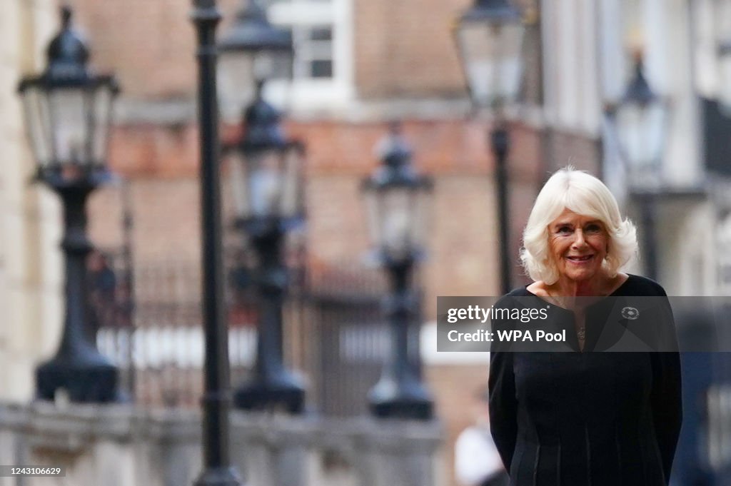 The Nation Mourns The Death Of Queen Elizabeth II - Saturday