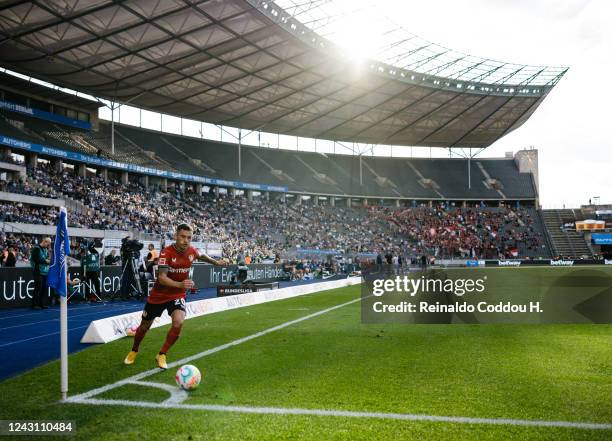 Charles Aranguiz of Bayer Leverkusen takes a corner kick during the Bundesliga match between Hertha BSC and Bayer 04 Leverkusen at Olympiastadion on...