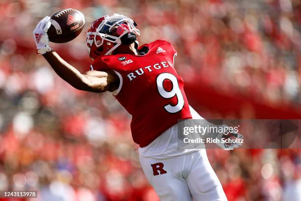 Chris Long of the Rutgers Scarlet Knights makes a one handed catch for a 41 yard touchdown against the Wagner Seahawks during the first quarter of a...