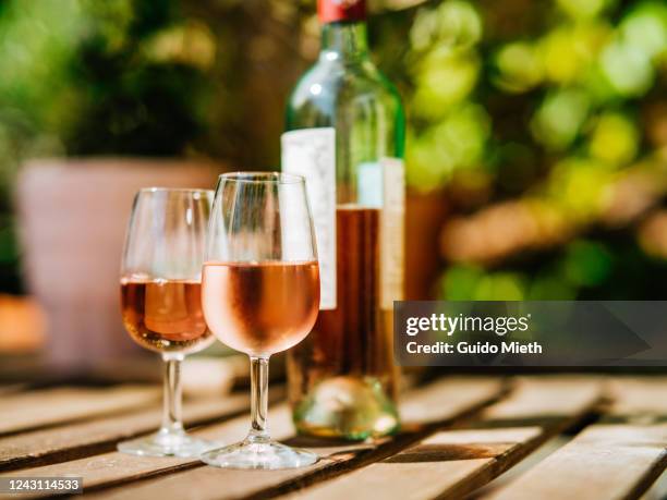 glass of wine on a table in sunlight. - vino rosado fotografías e imágenes de stock